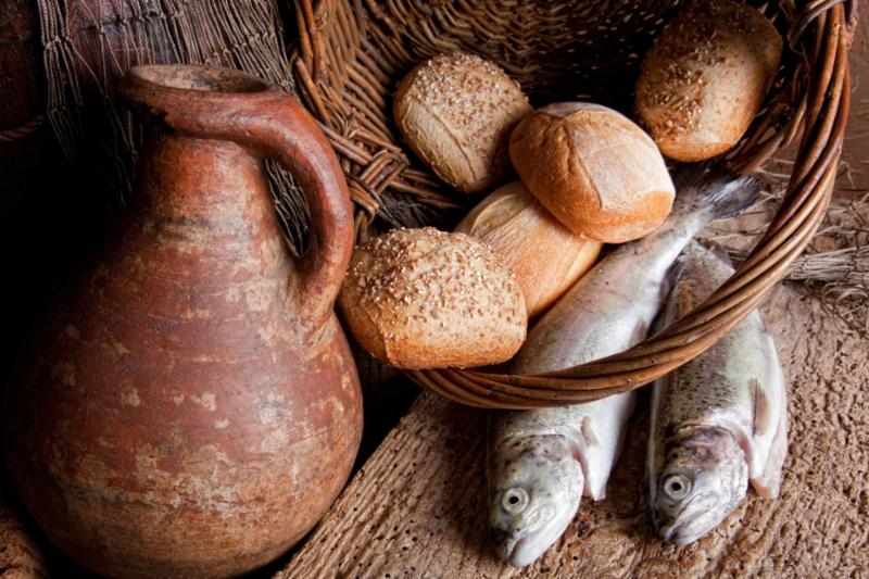 wine_jug_bread_fish.jpg