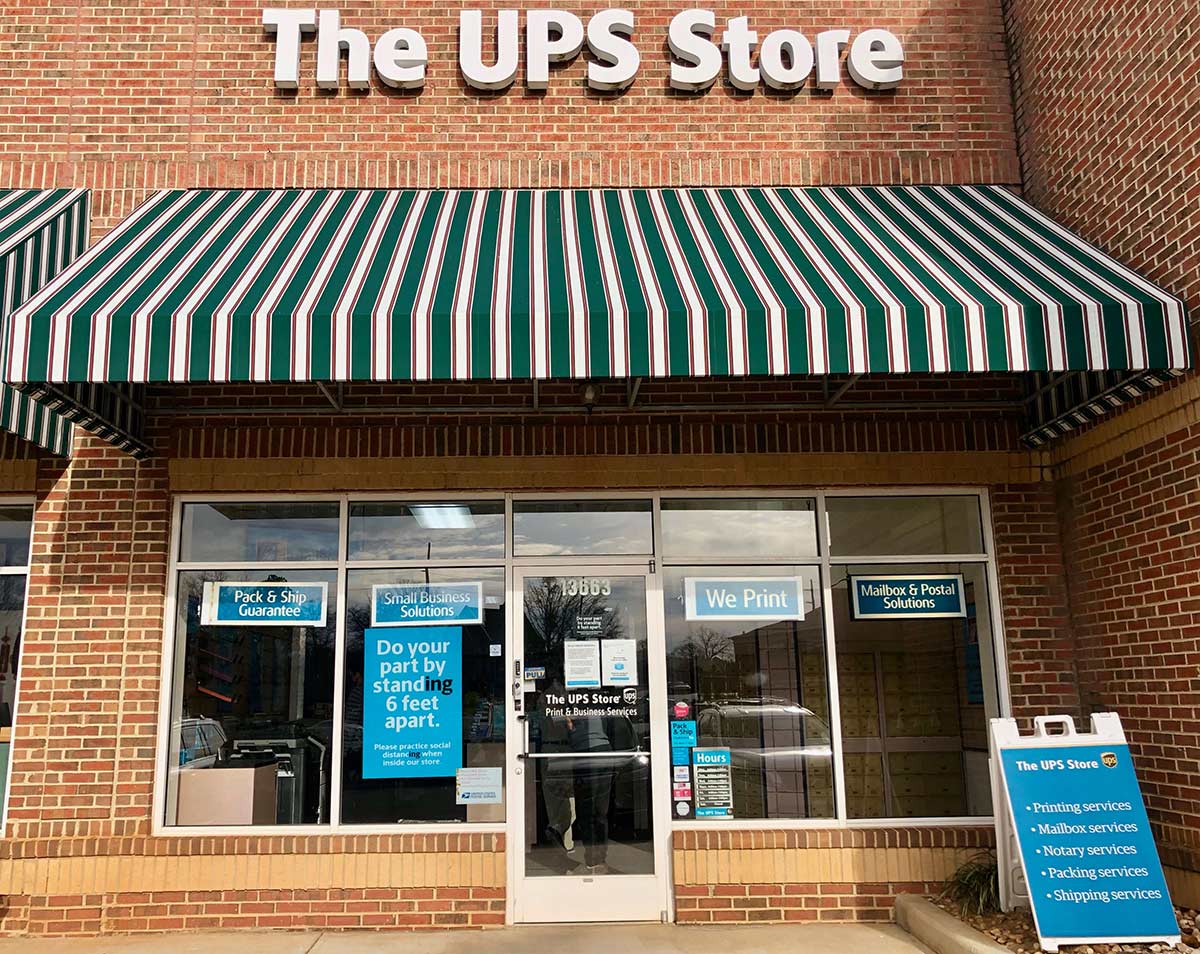 theupsstore3686-storefront-2021-straightened-1200wide.jpg