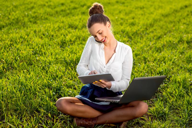 young_woman_work_outside.jpg
