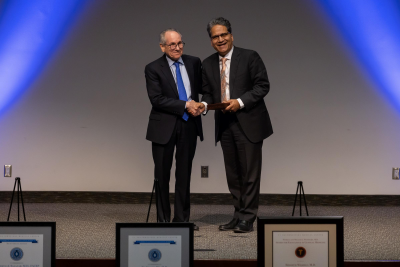 Dr Sidarth Wakhlu accepts his award from Dr. Daniel Podolsky