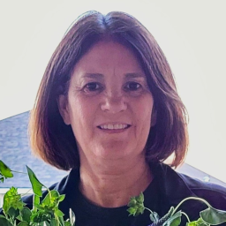 Head and shoulders photo of Sharon Davis 