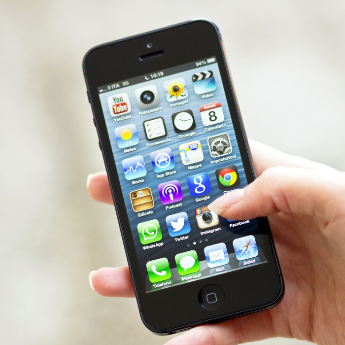 Image of an iphone in someones hand