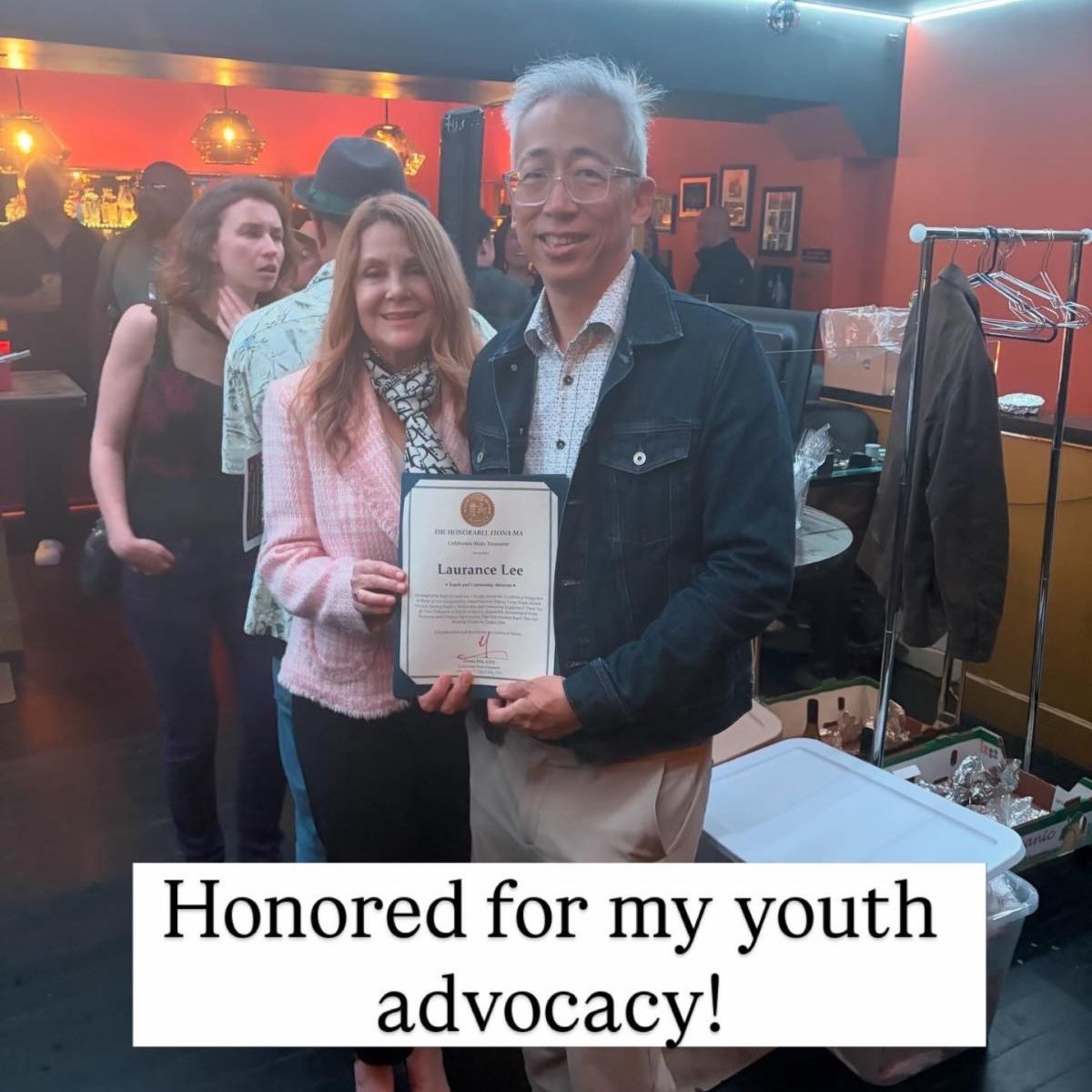 Laurance Lee recibiendo un reconocimiento de la Tesorera Estatal de California, Fiona Ma