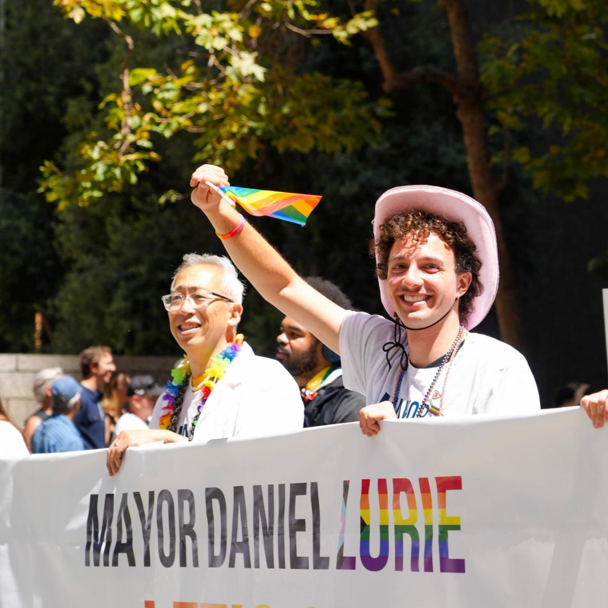 Laurance Lee caminando con el grupo del alcalde Daniel Lurie en el Desfile del Orgullo de San Francisco