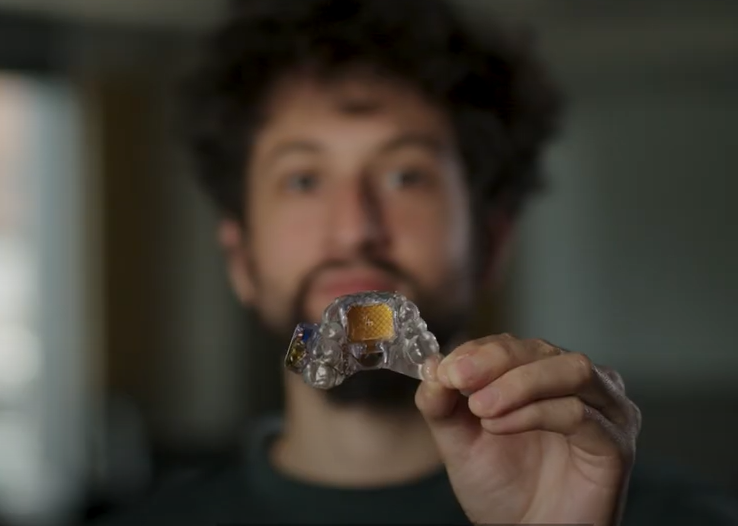 Man is hold a Mouthpad between two fingers.