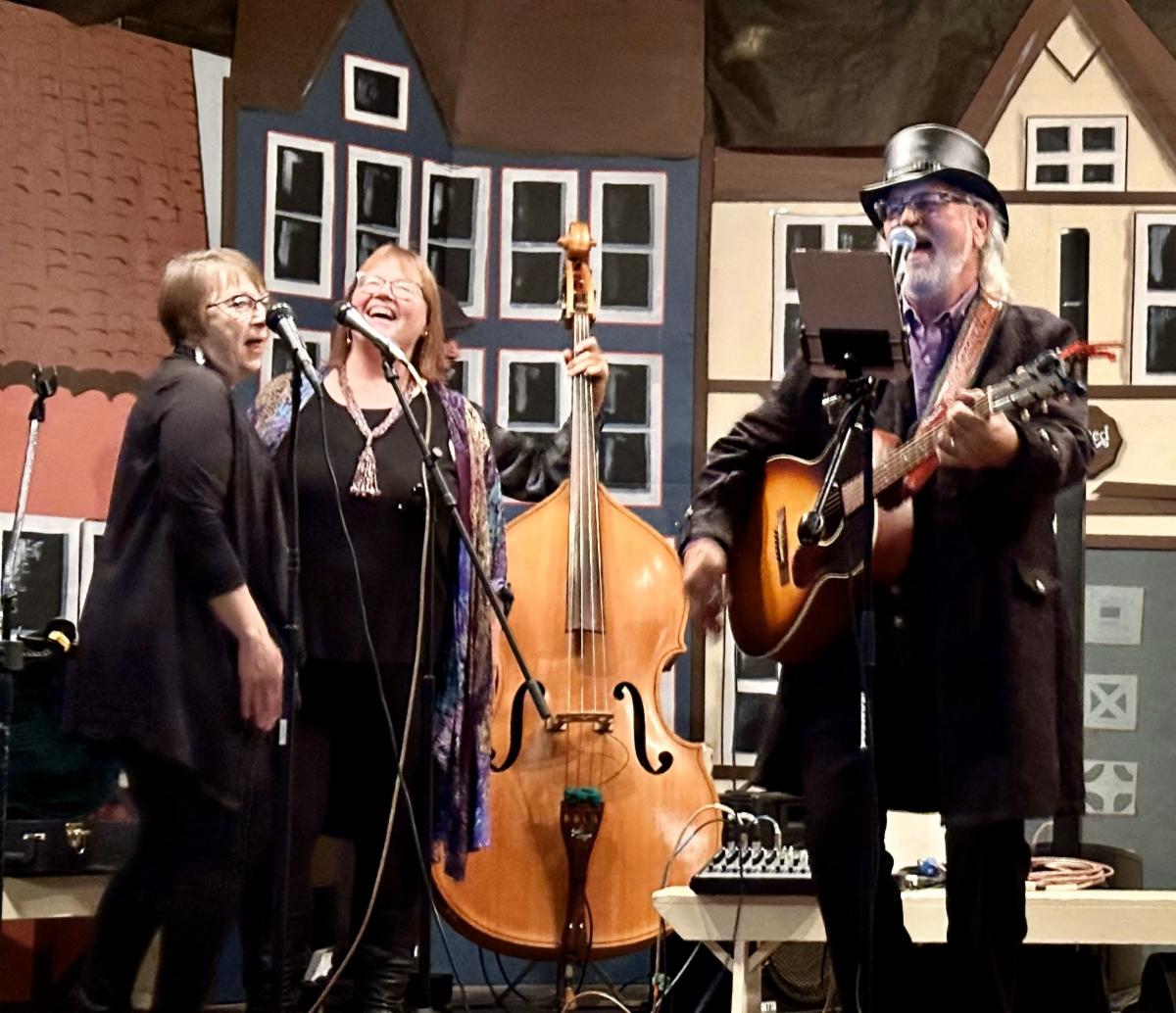 Lee Kanten and friends singing on stage