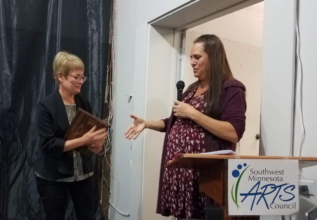 Nicole presents award to Melanie Loy