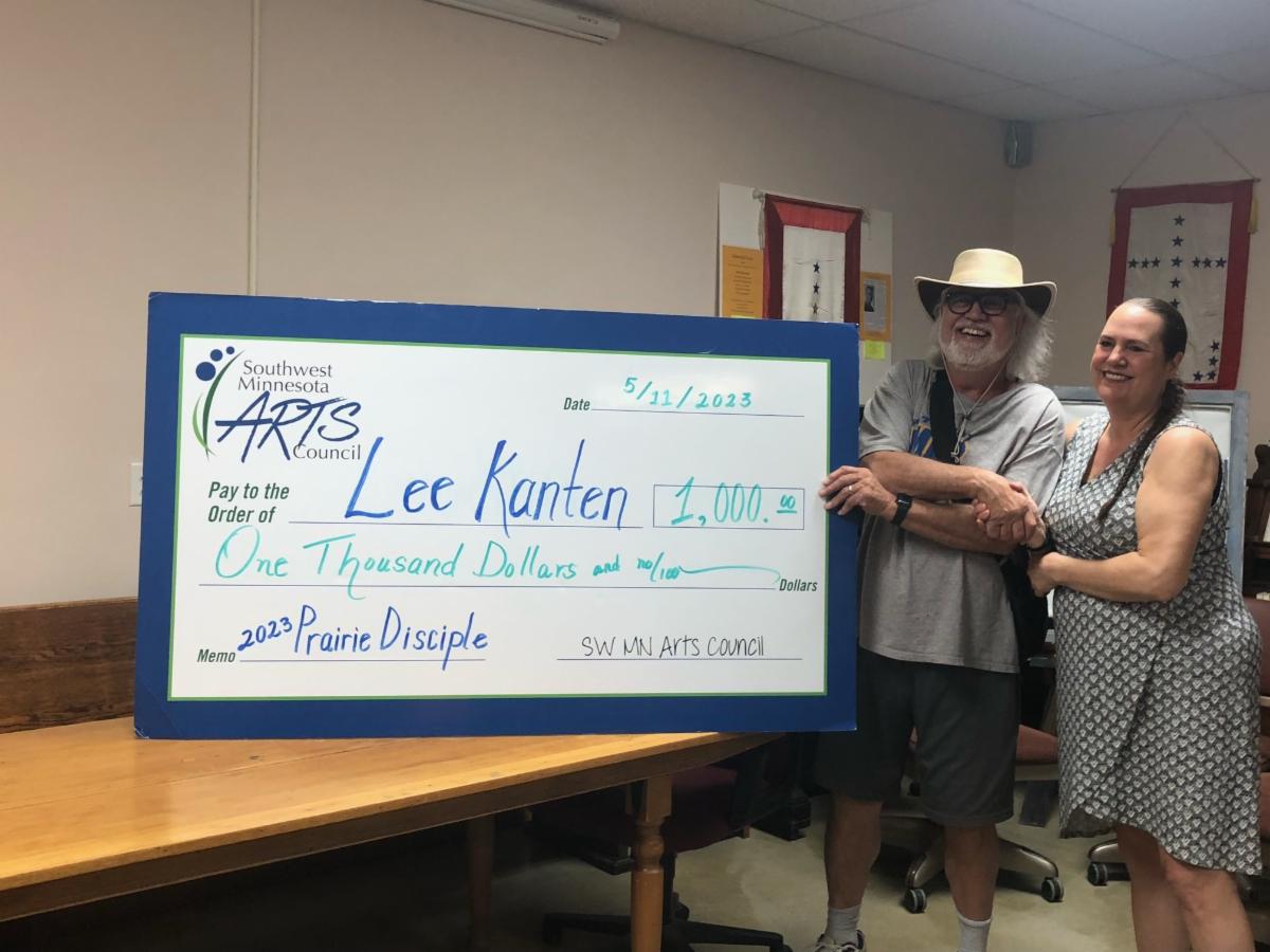 Lee Kanten and SMAC Executive Director, Nicole DeBoer, stand with oversized award check for $1,000