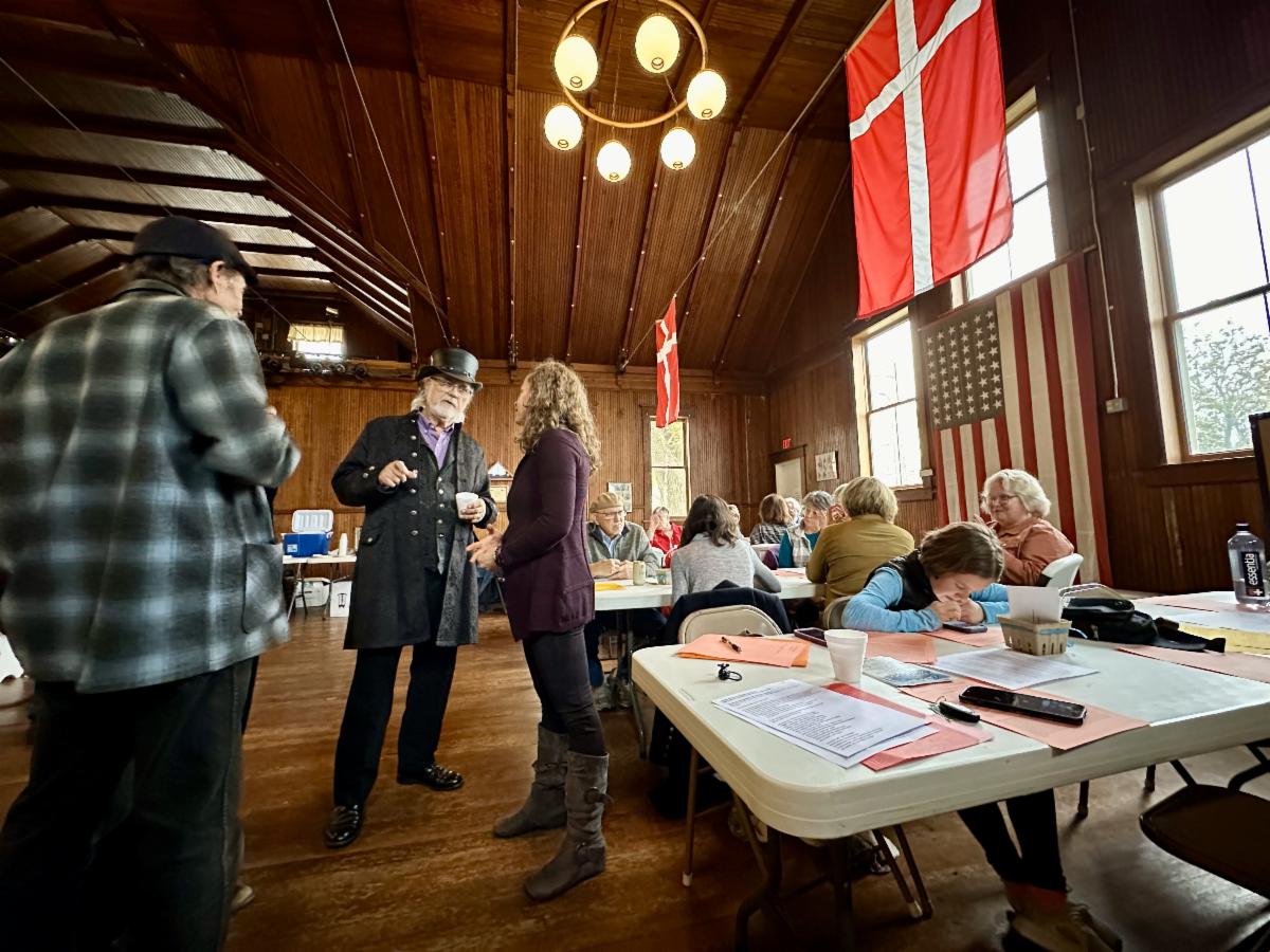 Lee Kanten and guests speaking at the Annual Celebration