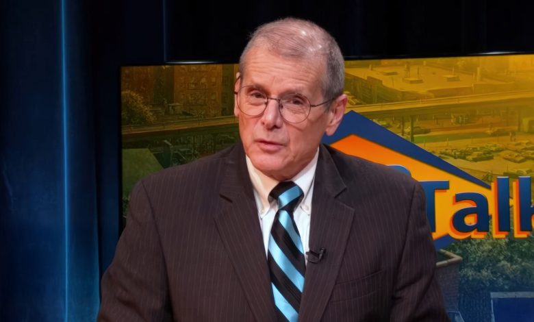 Image of alumn and a bronxnet host Gary Axelbank 