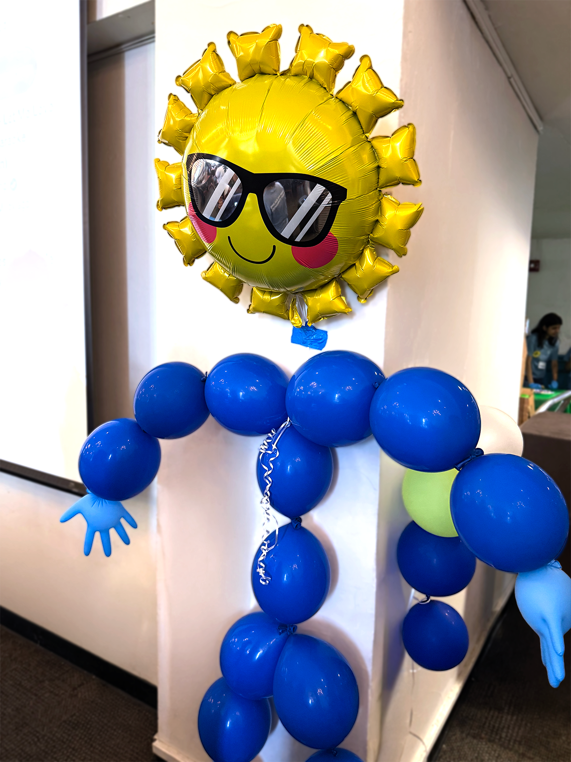 Balloon figure with sunshine balloon head