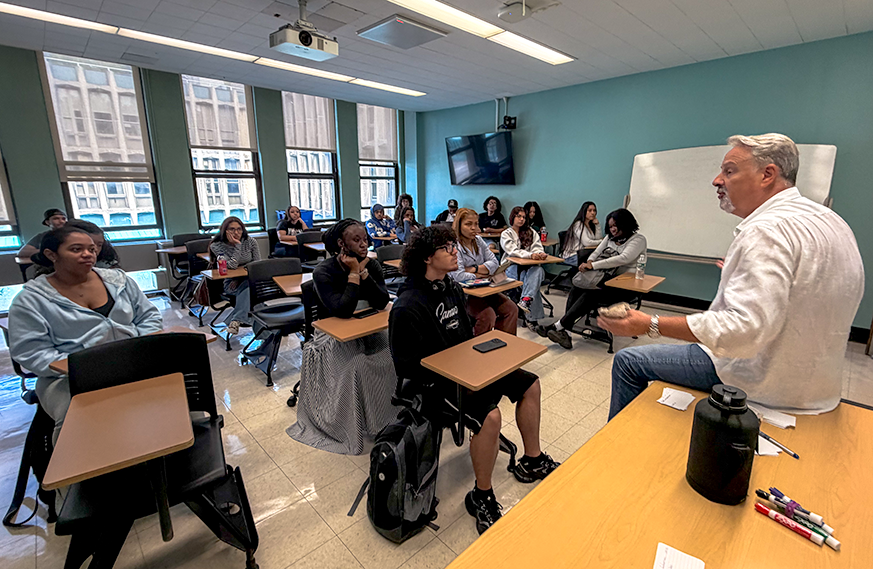 Former U.S. Ambassador to Panama John Feeley speaks to students of first-year History of Puerto Rico class.