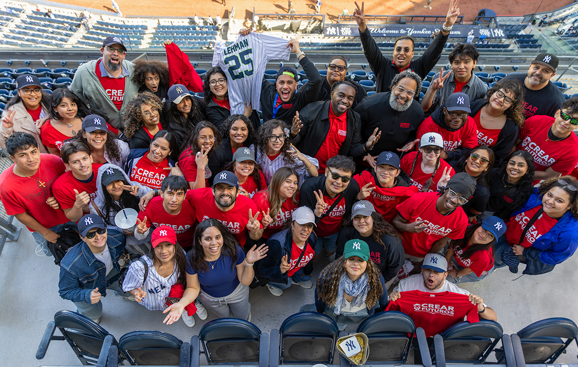 Crear Futuros Group photo at the Yanksee Stadium