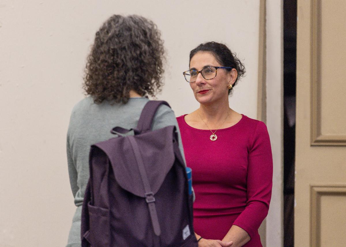 A discussion between Dr. Roldos and an attendee