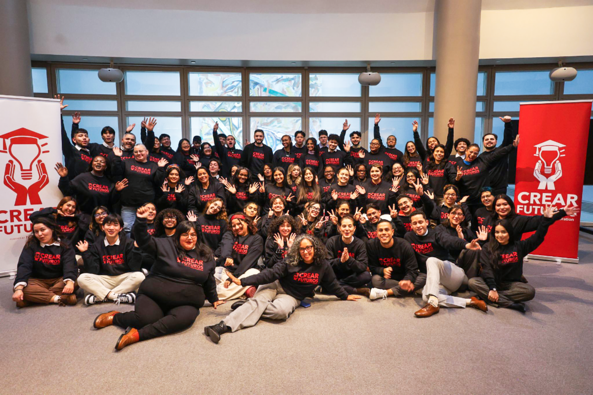 Group photo with a lot of CREAR Futuros Branding