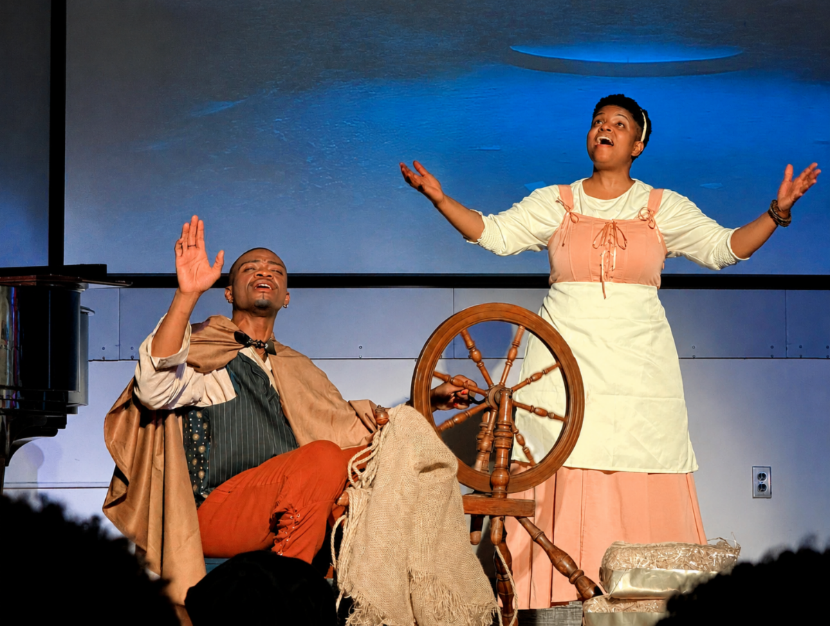 Two singers with wooden loom