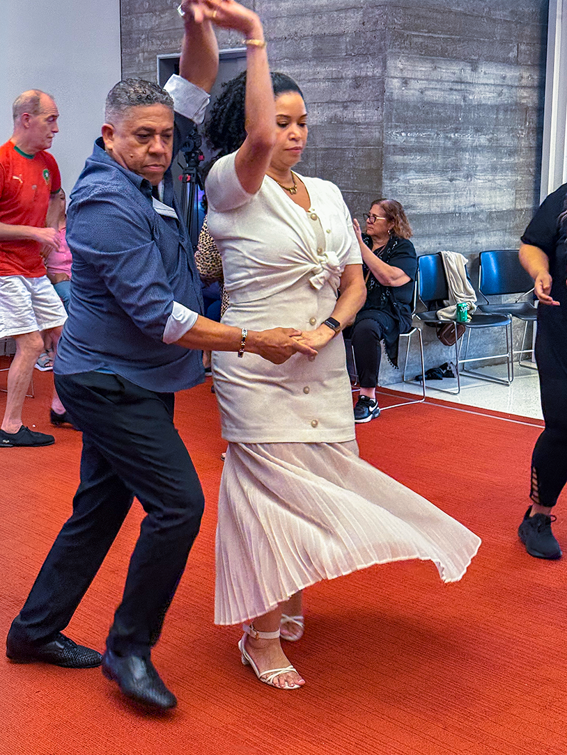 Two Salsa dancers