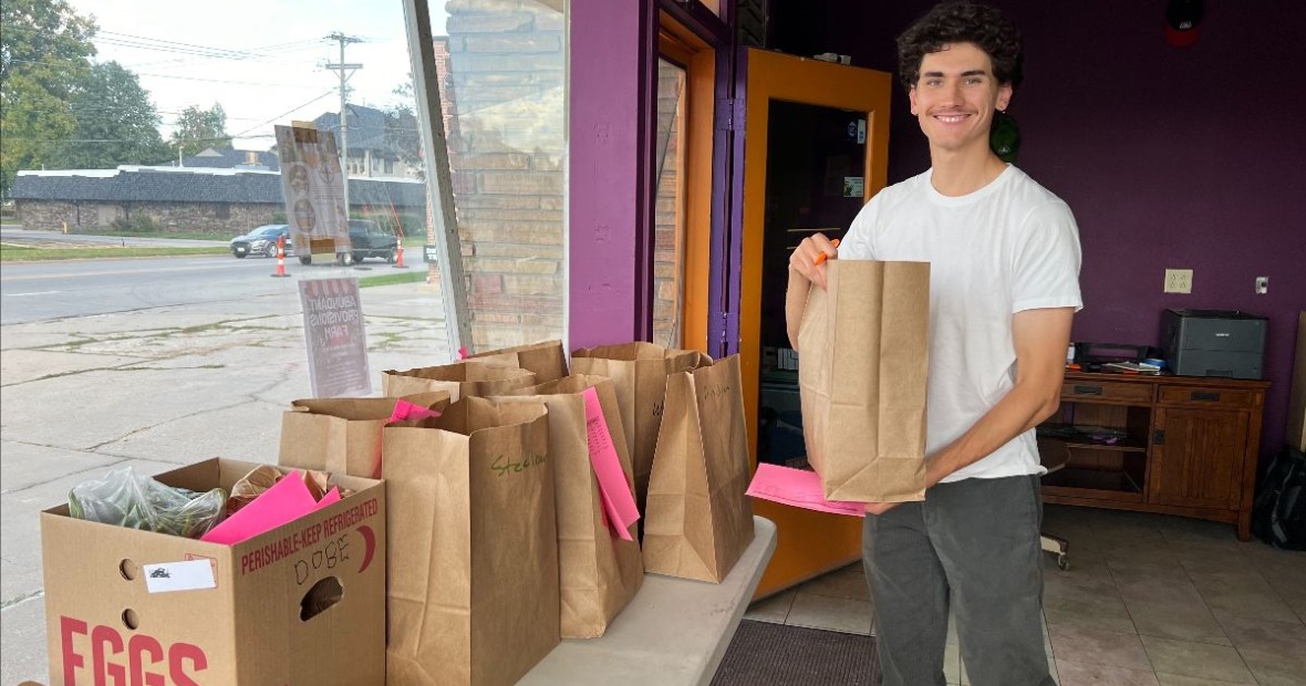 Tristan Davis Class of 25 interns at Grinnell Farm to Table