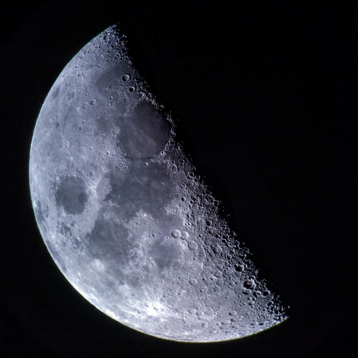 An image that highlight one side of the moon