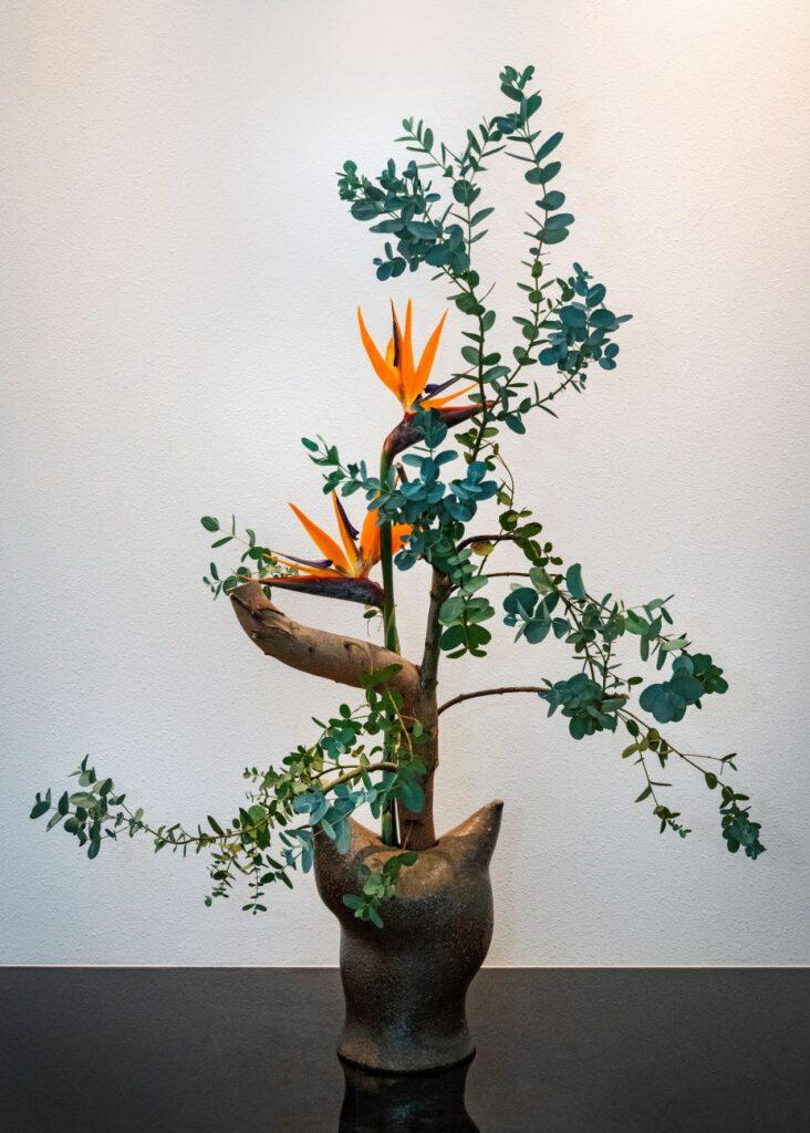 Image of a modern Japanese-style tree leaf arrangement.