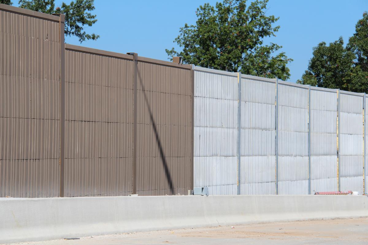 Photo of noise walls along U.S. 69 half painted
