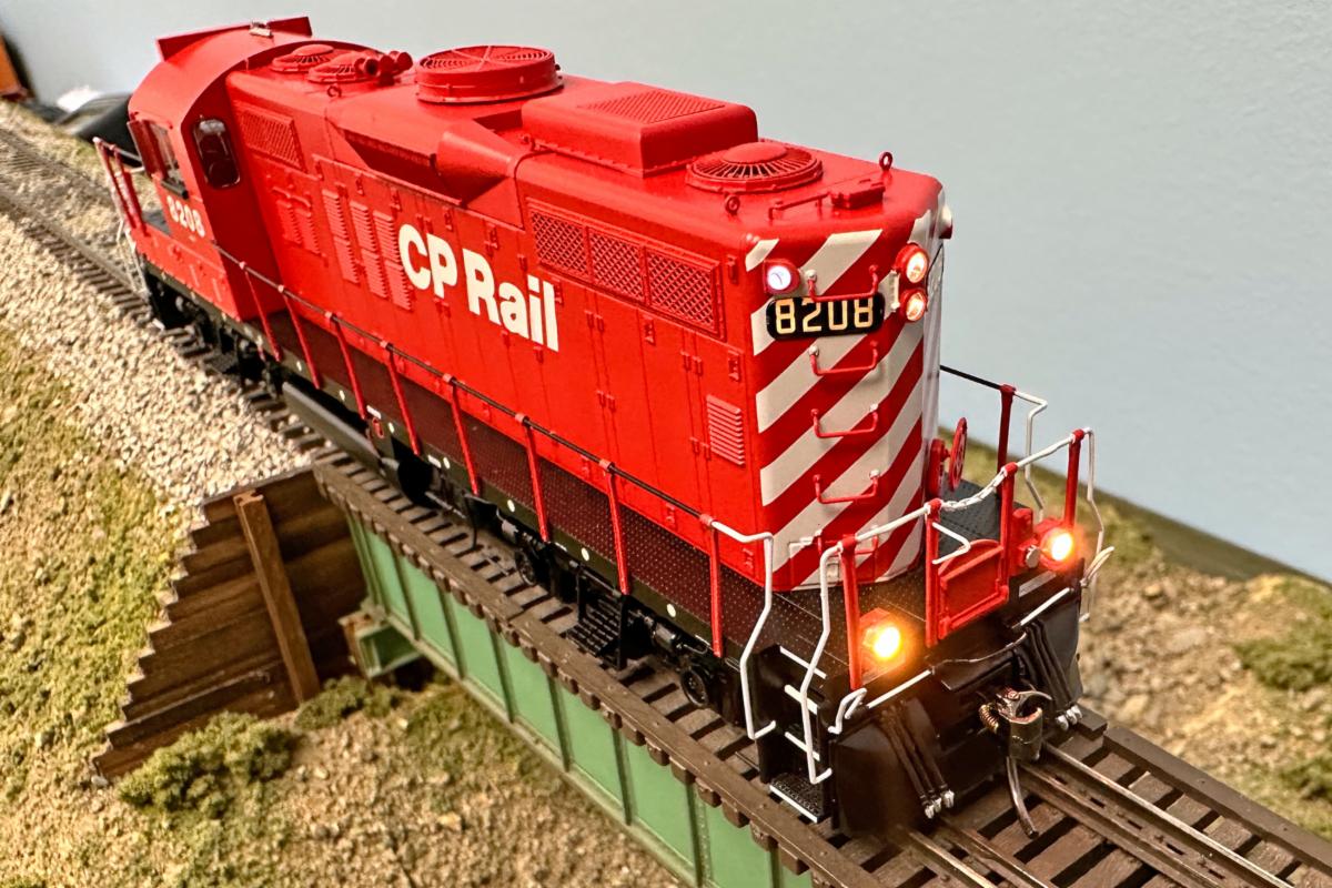 Rapido GP9u and Slug