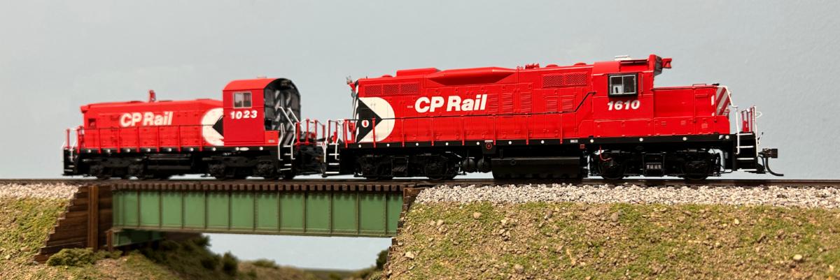 Rapido GP9u and Slug