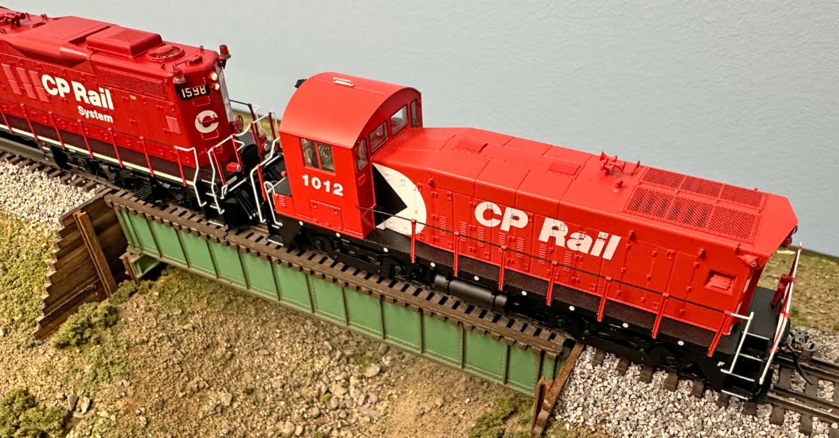 Rapido GP9u and Slug