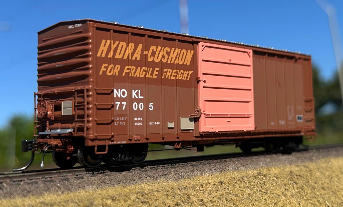 Rapido B-100-32 Boxcar