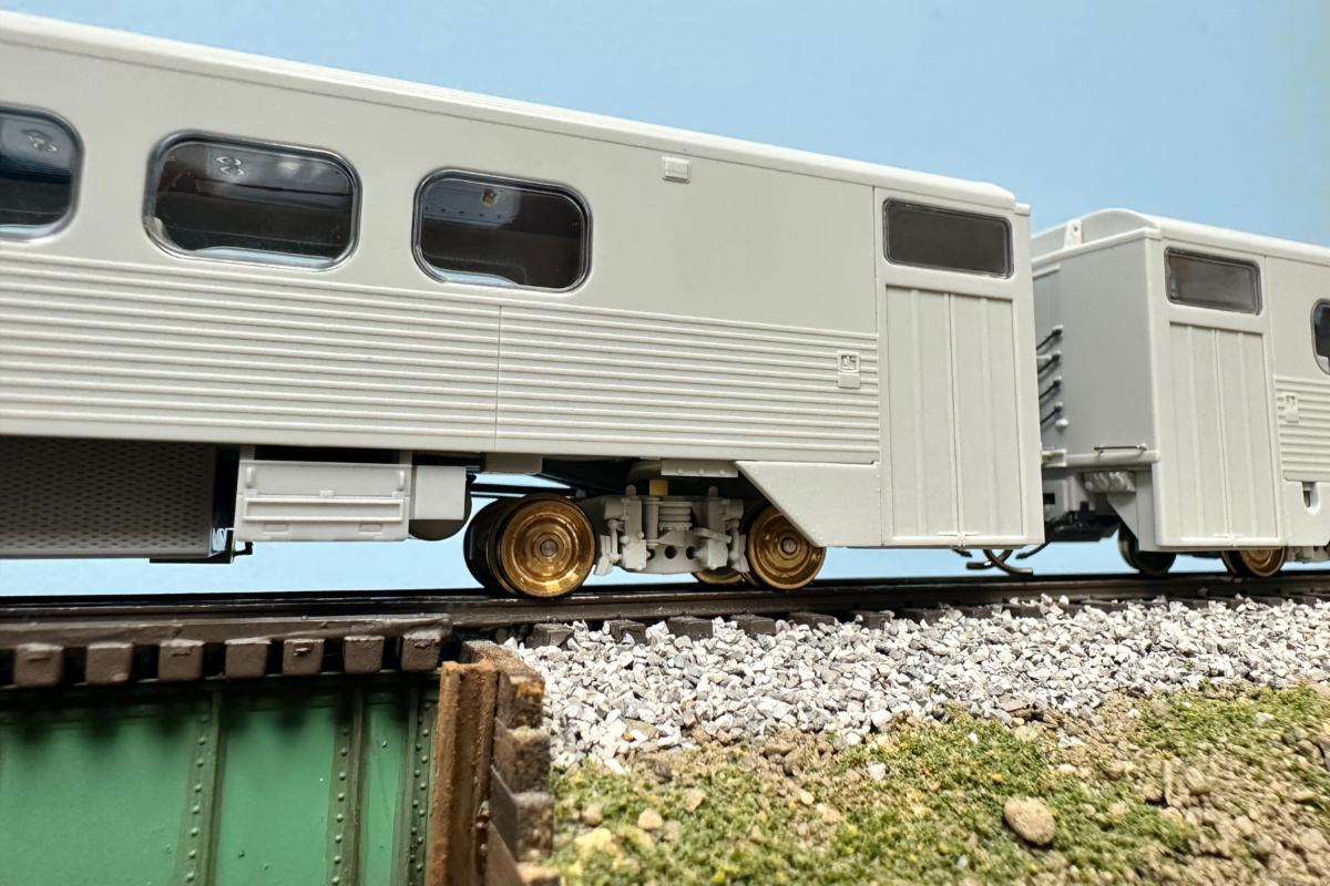 Rapido GP40TC Hawker Siddeley Cars