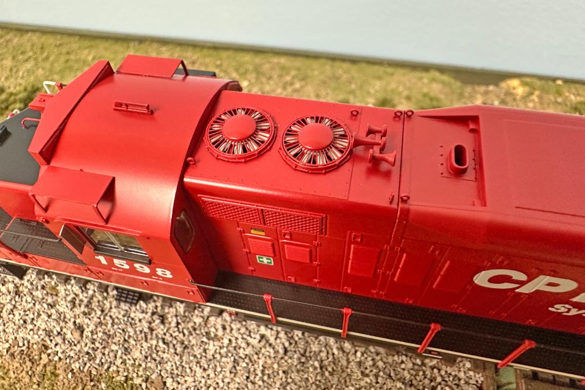 Rapido GP9u and Slug