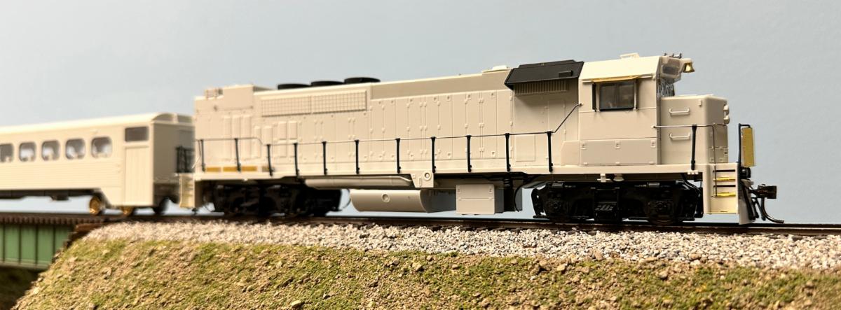 Rapido GP40TC Hawker Siddeley Cars