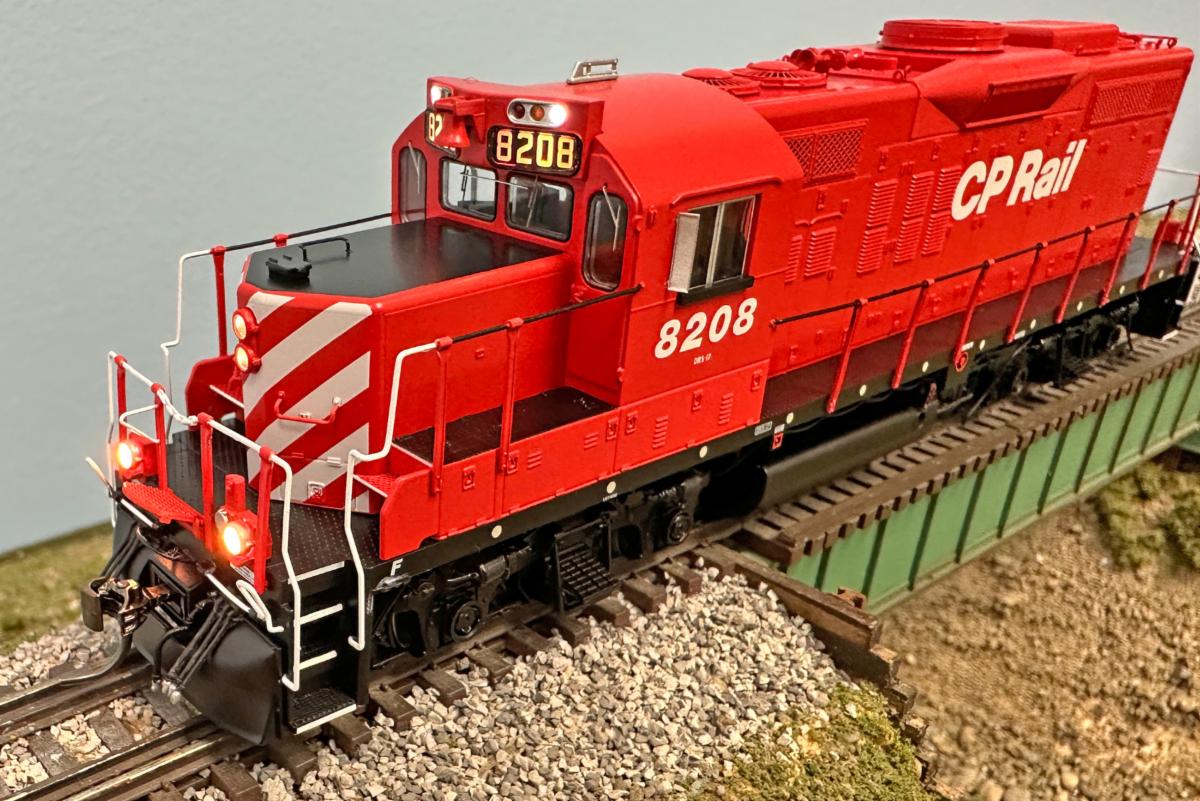 Rapido GP9u and Slug