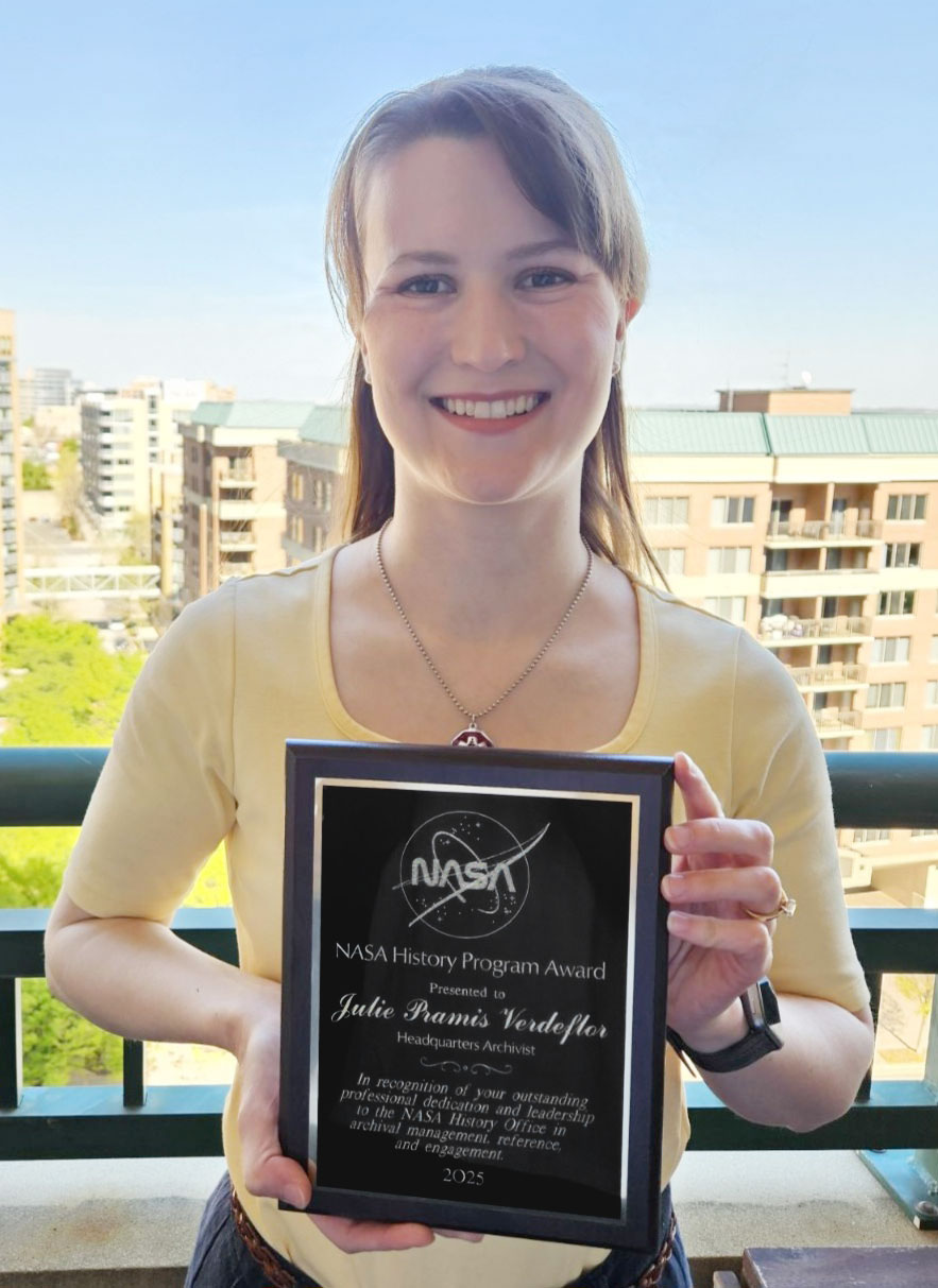 Julie Pramis Verdeflor with her award