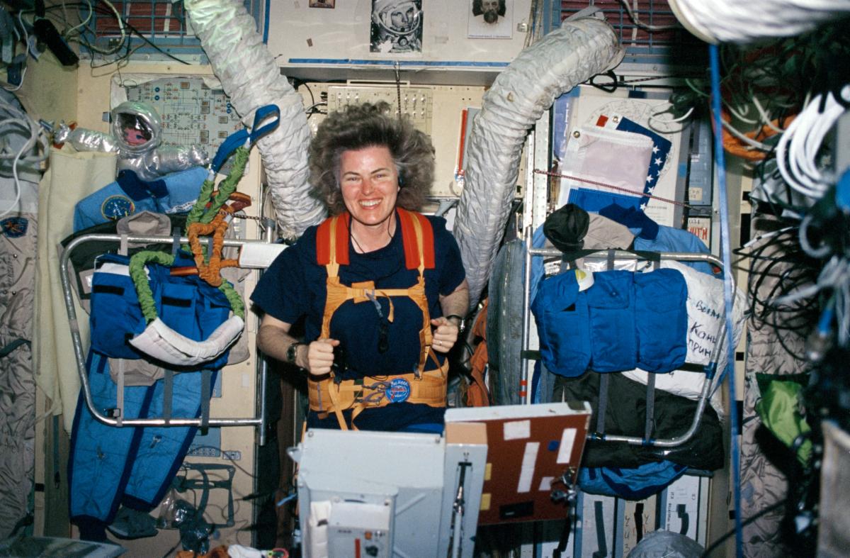 Shannon Lucid exercises aboard Mir