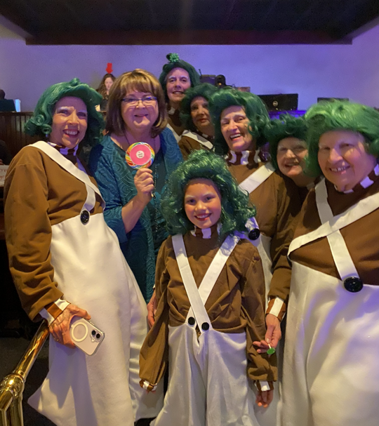 the Tuesday Tunes Treble Makers with judge Linda Watkins-Bennett