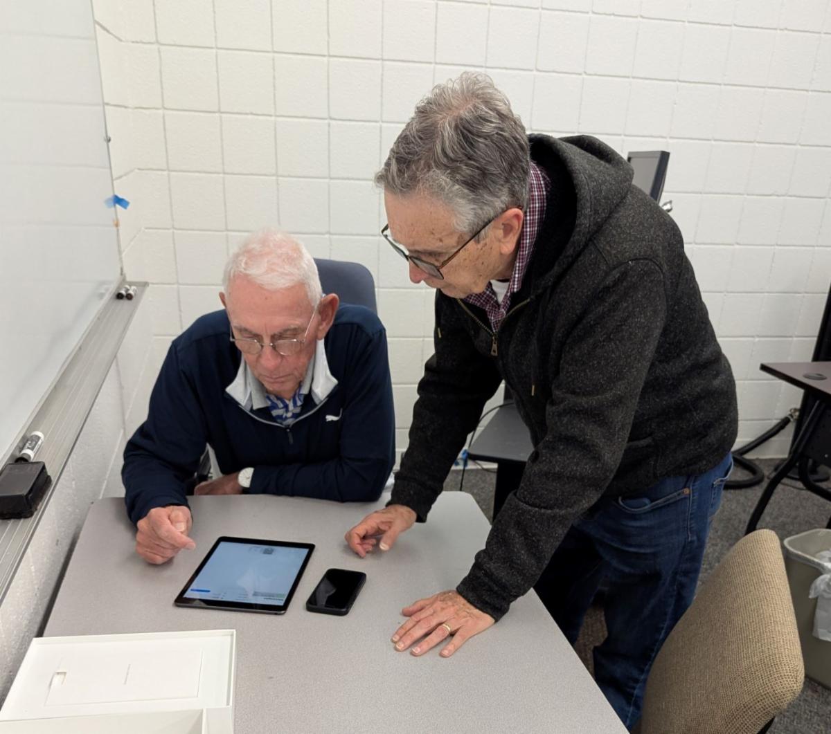 two OLLI members with a phone and tablet