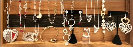 Luzma harp jewelry