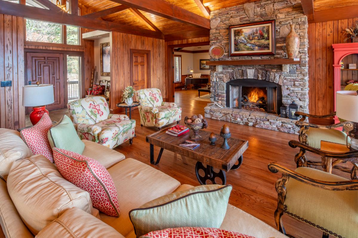 Newly Listed Estate Home in Hound Ears!