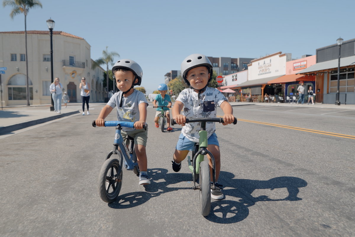 Photo of two children on bikes in Downtown Vista