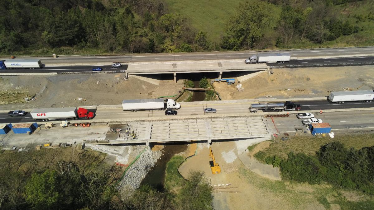 Aerial photo of interstate bridge construction over Lewis Creek