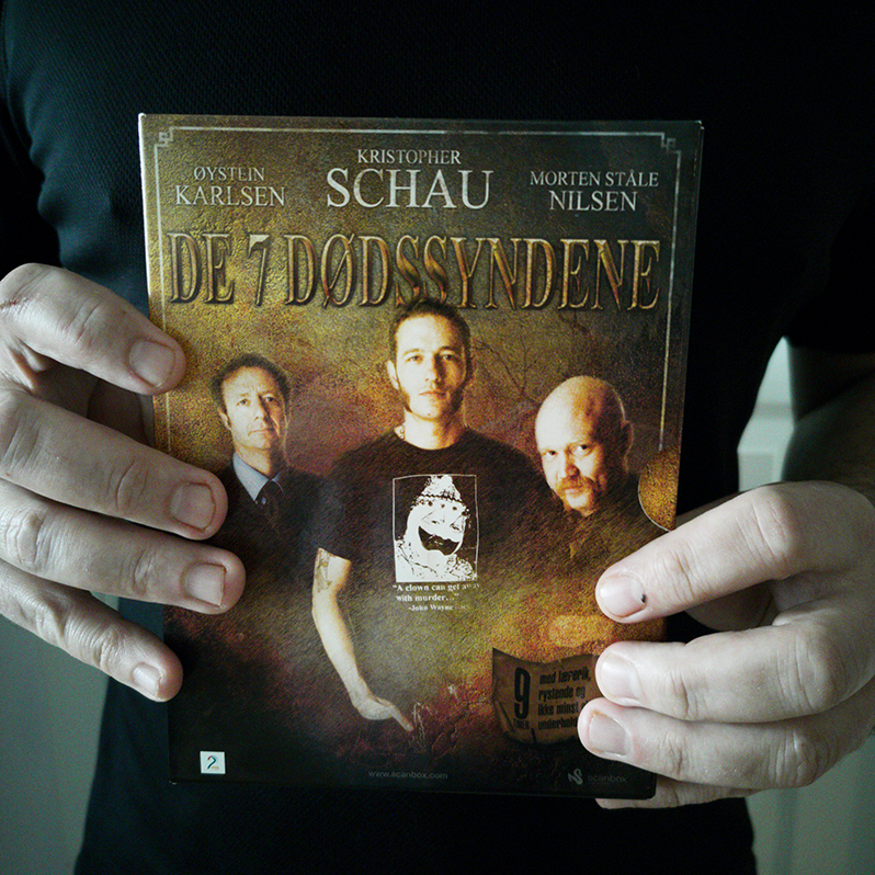To hender holder DVD-coveret til Â«De 7 dÃ¸dssynderÂ»