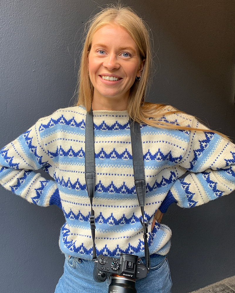 Frilansfotograf Leikny med kamera rundt halsen