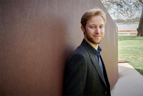 Headshot of Leonard Weiss