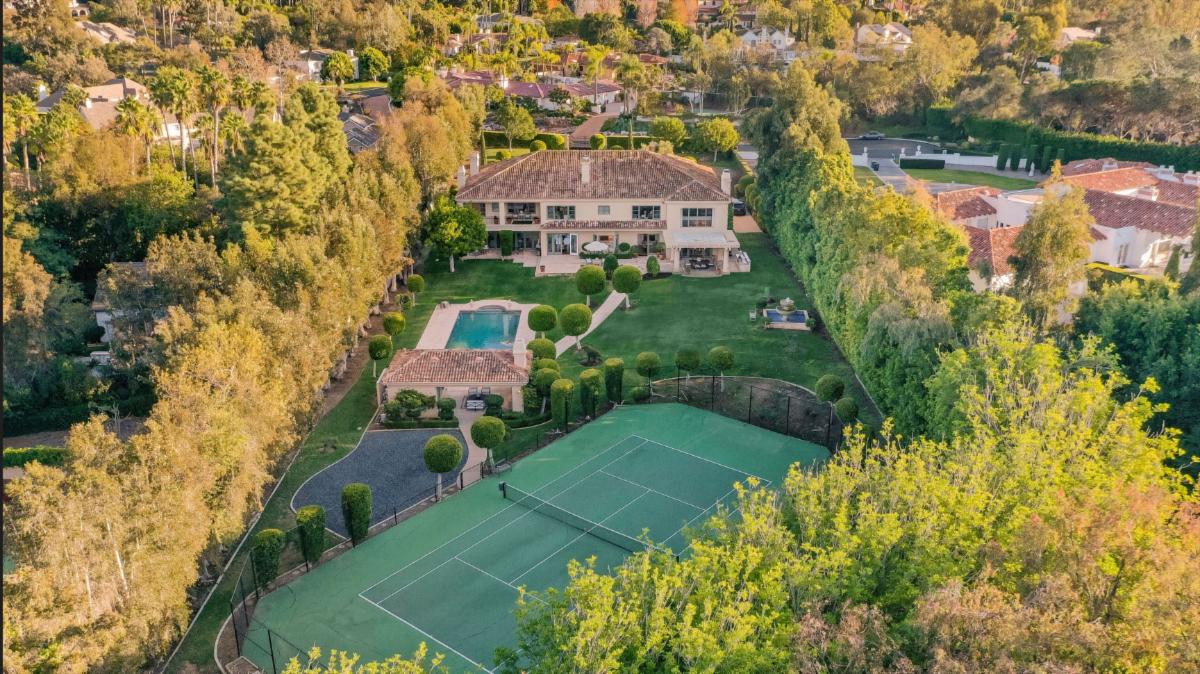 Congratulations 2023 Graduates 🎓 And Those Graduating Into A NEW House!