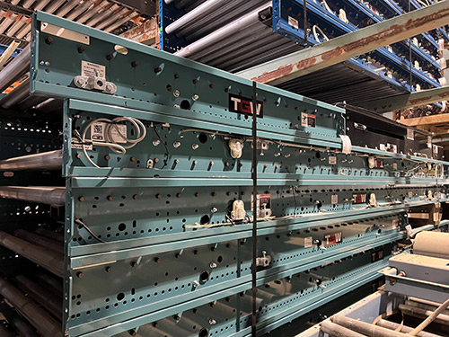 Narrow belt accumulation conveyor