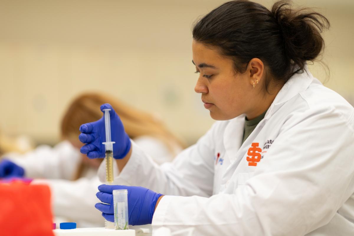 A student takes part in ISU's Bacteriophage Discovery and Genomics class