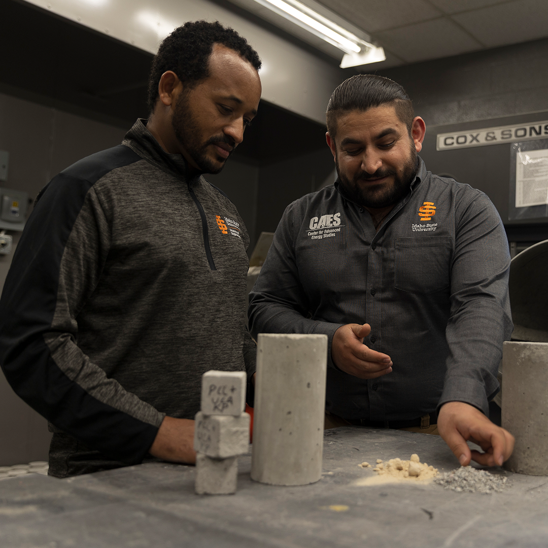 Tadesse Wakjiraand Mustafa Mashal pose for photos