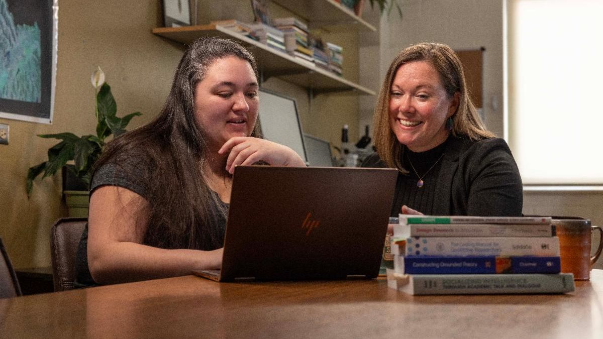 Anna Grinath and graduate student Calista Gresick in the Biology Teaching and Learning Lab