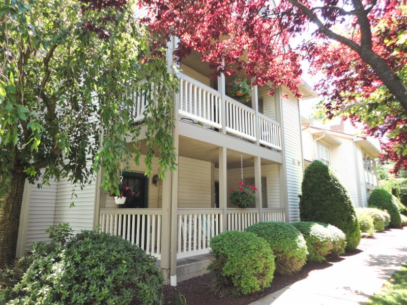 New Price! 33 Langdon Court C202, Berlin, CT 06037 139,900